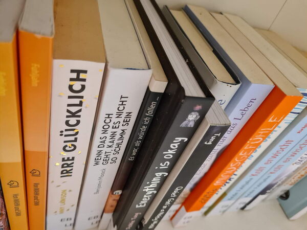 Detailfoto "Unsere Bibliothek bietet viele interessante Bücher rund um das Thema Depression und psychische Gesundheit zum Ausleihen"