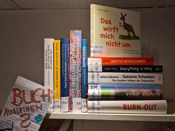 Foto "Unsere Bibliothek bietet viele interessante Bücher rund um das Thema Depression und psychische Gesundheit zum Ausleihen"