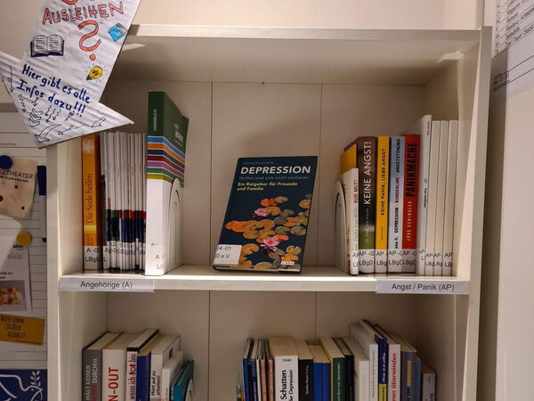 Detailfoto "Unsere Bibliothek bietet viele interessante Bücher rund um das Thema Depression und psychische Gesundheit zum Ausleihen"