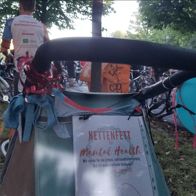Foto eines geschmückten Fahrradanhängers im Park voller Fahrräder