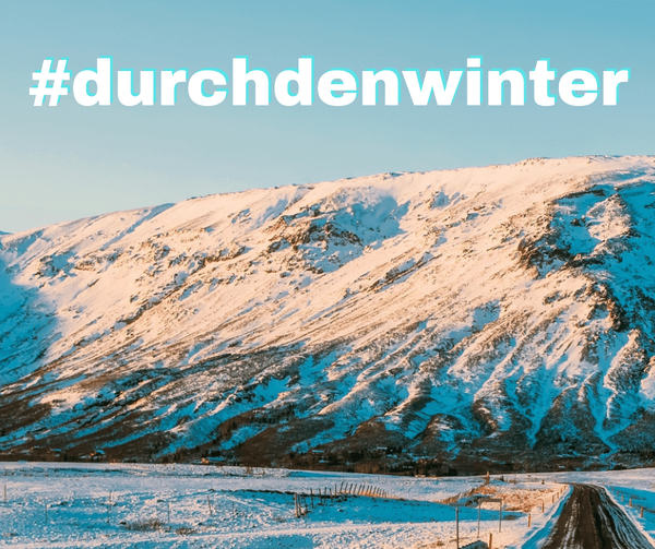Titelbild mit Überschrift durchdenwinter auf einem himmelblauen Hintergrund und schneebedeckten Berggipfeln
